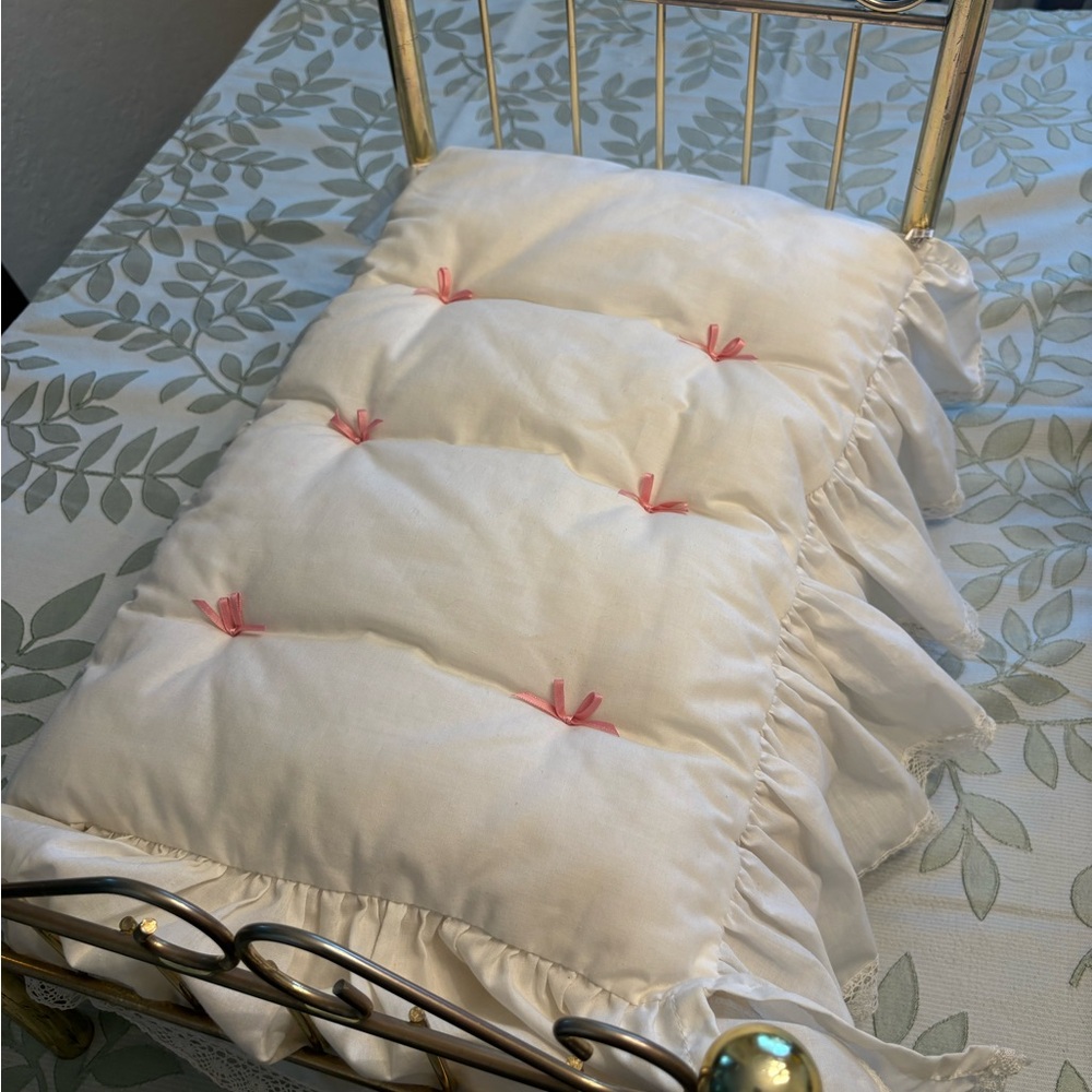 Pleasant Company American Girl Doll Samantha Brass Metal Bed With bedding As Is